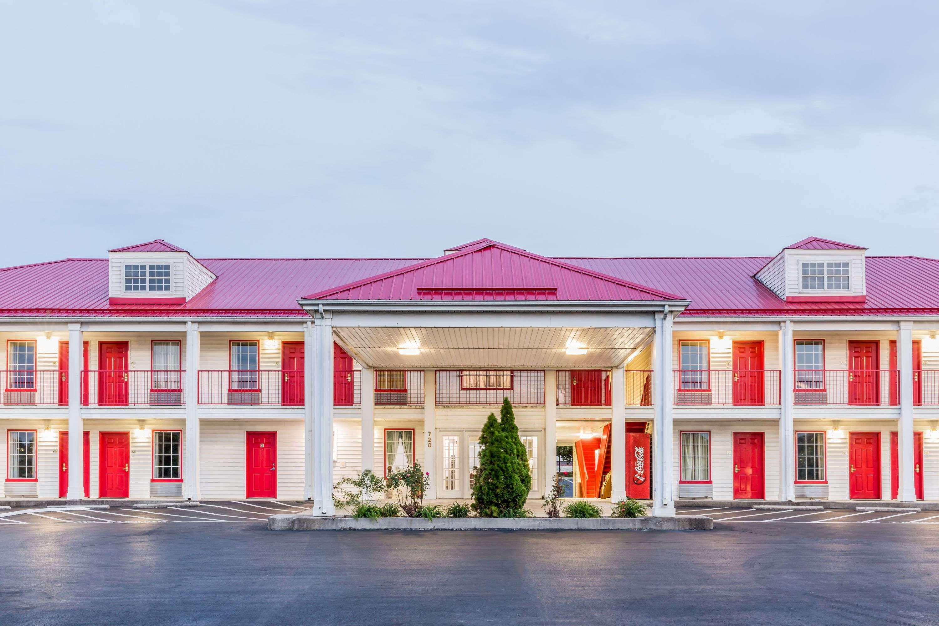 Hotel Super 8 By Wyndham Clinton Exteriér fotografie