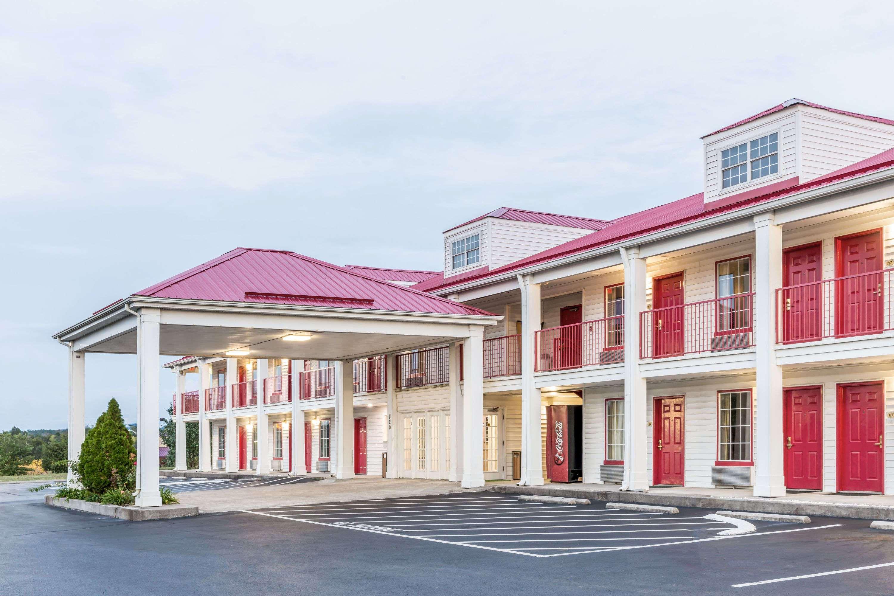 Hotel Super 8 By Wyndham Clinton Exteriér fotografie
